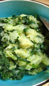 Á TABLE – COLCANNON : Pommes de terres et chou frisé (Kale) .