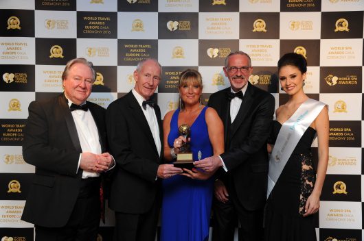 Titanic Belfast couronné: Mr Graham Cooke, President & Founder, World Travel Awards Mr Conal Harvey, Deputy Chairman, Titanic Belfast Ms Judith Owens, Director of Operations, Titanic Belfast Tim Husbands MBE, CEO, Titanic Belfast