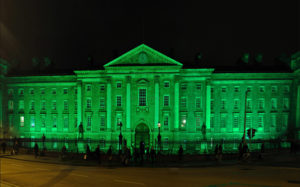 Trinity College à Dublin éclairé en vert durant le Global Greening de la St Patrick