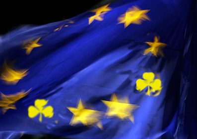 Drapeau Européen au étoile devenant des trèfles irlandais 