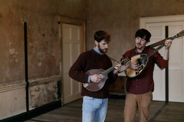Les deux musiciens de Ye Vagabonds : Brian Mac Gloinn et Diarmuid Mac Gloinn