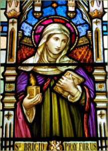 Brigid, Sainte patronne d'Irlande: Un vitrail représentant Ste Brigid la représente tenant la flamme 