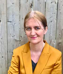 Emma O'Donoghue signe Cara et moi-Emma Donoghue © Una Roulston, 2021.