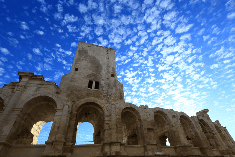 Arles -Arles-Camargue-Tourisme-Officiel-Suivre-Amphitheatre-dArles-Les-Arenes-romaines