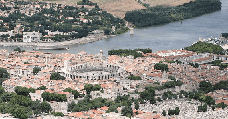 Survol de Arles : le Rhône, les Arènes ... © Office de Tourisme d'Arles Camargue - B-Levet