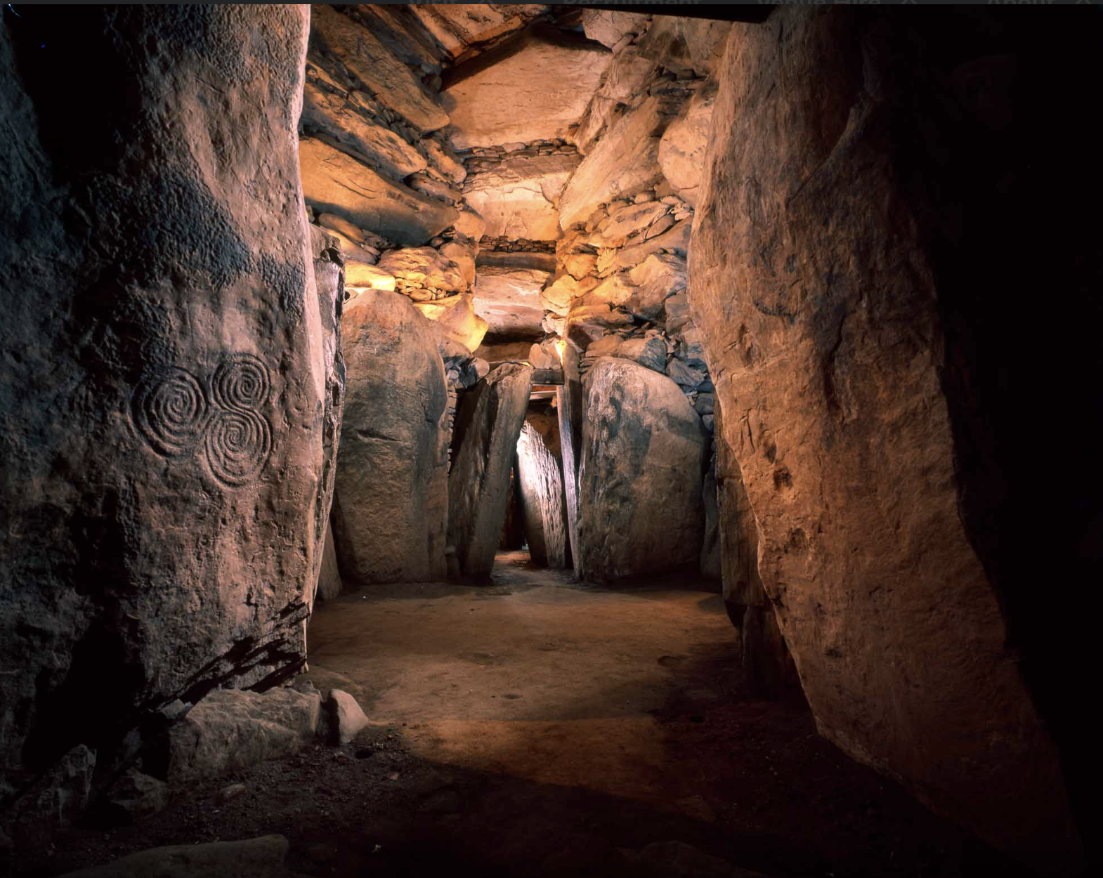 Lever de soleil sur Red Mountain à Donore, où il illumine le toit de Newgrange.