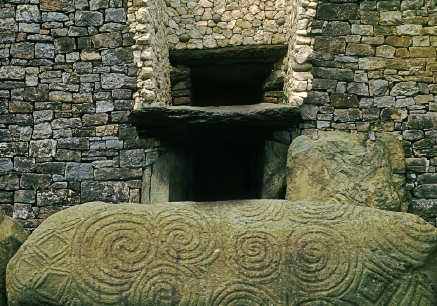 L'Entrée de Newgrange - Boyne Valley [Brú na Bóinne: Newgrange, Knowth and Dowth.