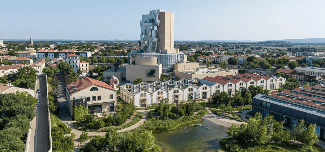 Arles - Voyage Grand Angle : La Tour Luma, le parc et les Ateliers © Luma Tour.